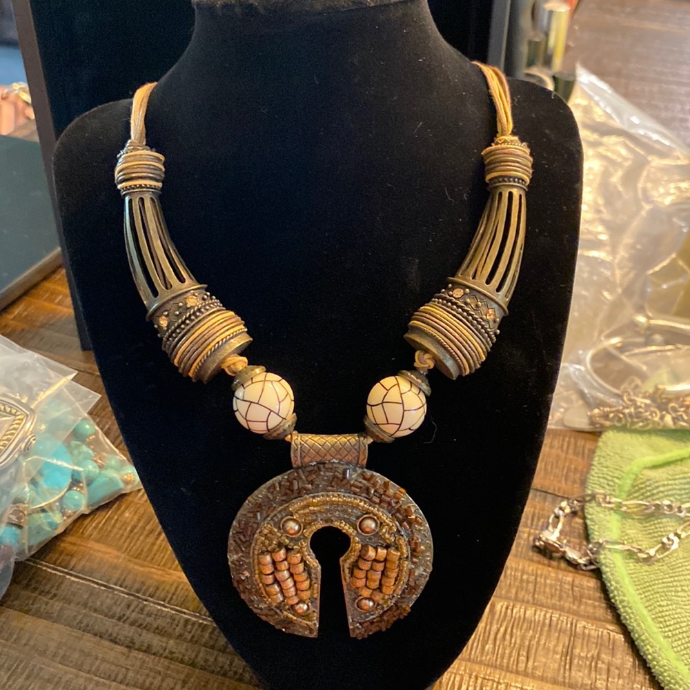 WOMAN’s TRIBAL NECKLACE WITH PENDANT